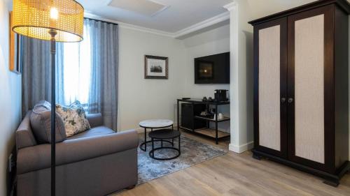 TV a/nebo společenská místnost v ubytování ANEW Hotel Hilton Pietermaritzburg