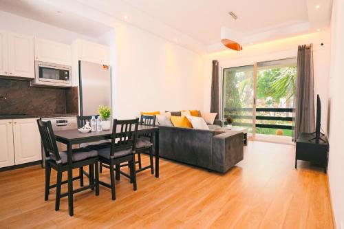 a living room with a couch and a table at Lagoon Garden - 2 chambres proche Plage avec Piscine in Skhirat