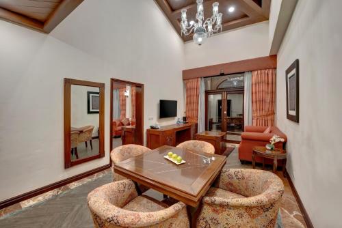 Μια τηλεόραση ή/και κέντρο ψυχαγωγίας στο Pearl Continental Hotel Malam Jabba