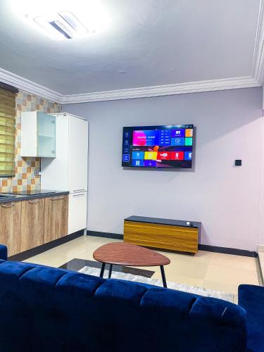 TV/trung tâm giải trí tại Teak Gardens D3 - East Legon