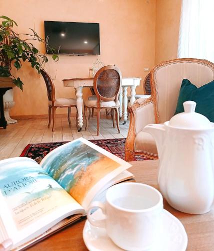Télévision ou salle de divertissement dans l'établissement Hotel Borgo Antico