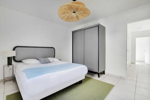 Katil atau katil-katil dalam bilik di Elegant Appt - 2BDR-6P - Near Paris & La Defense