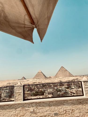 カイロにあるGolden Pyramids Night hotelのピラミッドの頂上からのピラミッドの眺め