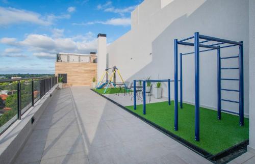 Fernando de la MoraにあるWork & Relax 1BR Plus Amenities Zubaの屋根遊び場