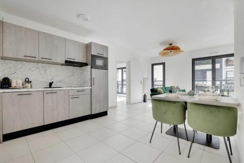 eine Küche mit einem Tisch und einigen Stühlen in der Unterkunft Elegant apartment - 2BDR-6P - near Paris & La Defense in Puteaux