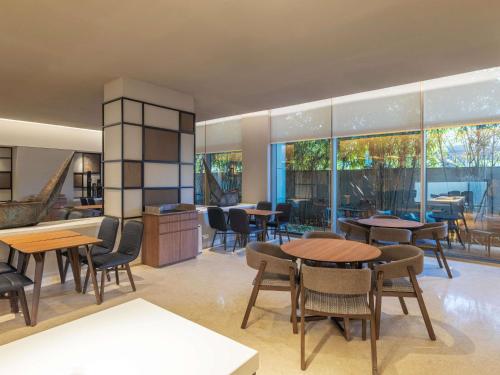 Un lugar para sentarse en ibis Mumbai Airport - An Accor Brand