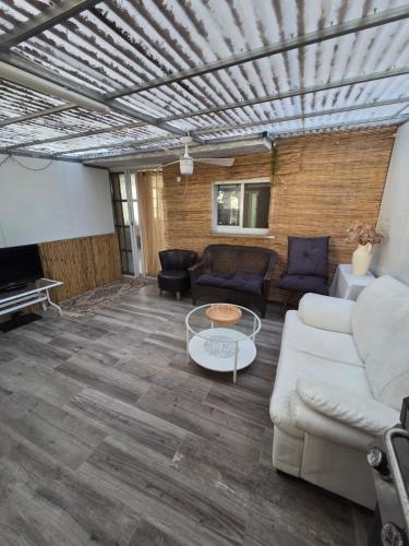 a living room with a couch and a table at Cozy apartment in Nahariyya