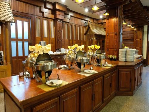 Příslušenství pro přípravu čaje a kávy v ubytování Empress Angkor Resort & Spa