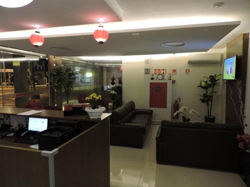 a lobby with couches and a bar in a store at Hotel Toyo Inn in Boituva