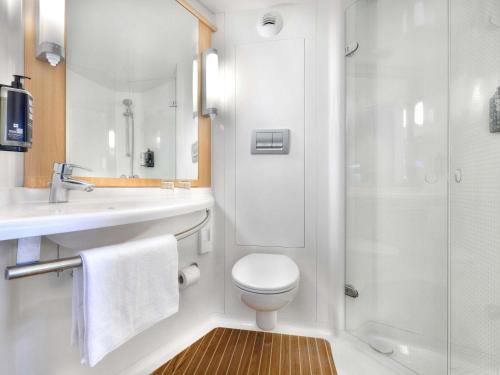 a bathroom with a toilet and a sink and a shower at ibis Brighton City Centre - Station in Brighton & Hove