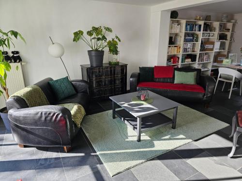 een woonkamer met twee banken en een salontafel bij Ferienhaus Rosengarten in Selb