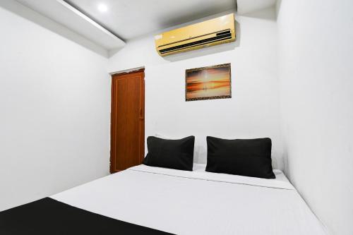 Una cama o camas en una habitación de Hotel O Four Point