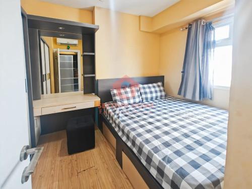 Ένα ή περισσότερα κρεβάτια σε δωμάτιο στο Cozy 2BR Pramuka APT pool&Wi-Fi