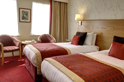En eller flere senger på et rom på Best Western Plus Milford Hotel
