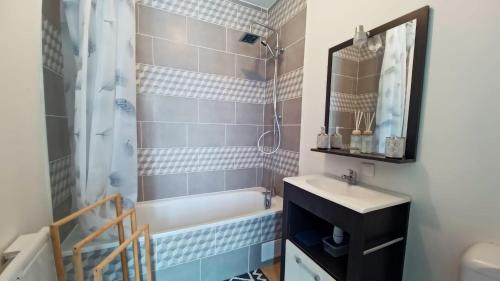 Ein Badezimmer in der Unterkunft L'Echappée Quéantaise, Parking, Jardin, au calme