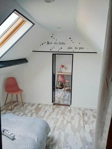 Ein Bett oder Betten in einem Zimmer der Unterkunft L'Echappée Quéantaise, Parking, Jardin, au calme