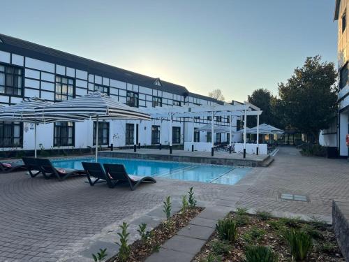 Bazén v ubytování ANEW Hotel Hilton Pietermaritzburg nebo v jeho okolí