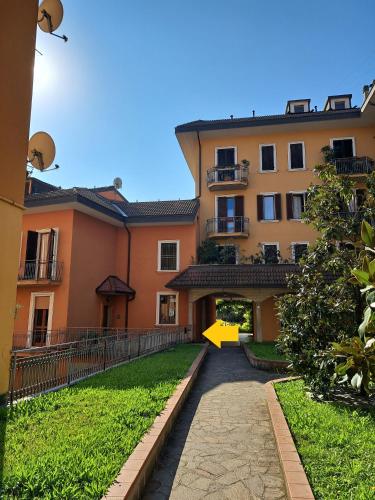 a building with a yellow arrow in front of it at Book Paradise in Cremona