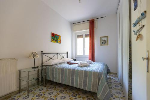 a small bedroom with a bed and a window at La casa di Sara in Cipressa
