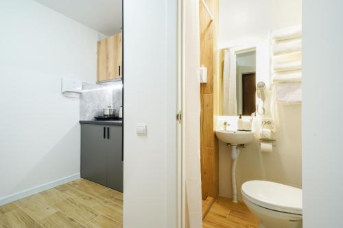 a bathroom with a toilet and a sink at Апартаменти MYFREEDOM поруч із метро Чернігівська in Kyiv
