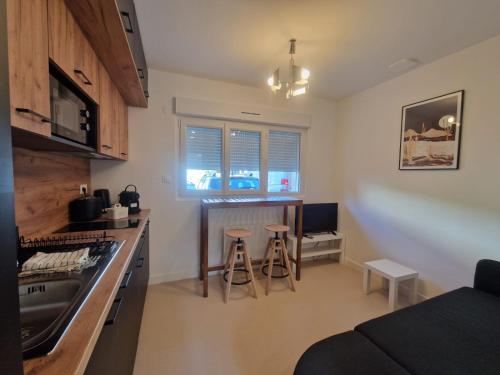 克莱蒙费朗Les Violettes #Parking#Confort的房间里有带柜台和凳子的厨房