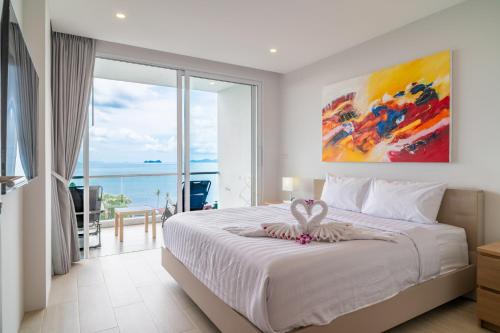 Ένα ή περισσότερα κρεβάτια σε δωμάτιο στο 2 bed Sea View Apartment in Bang Por - KBR36