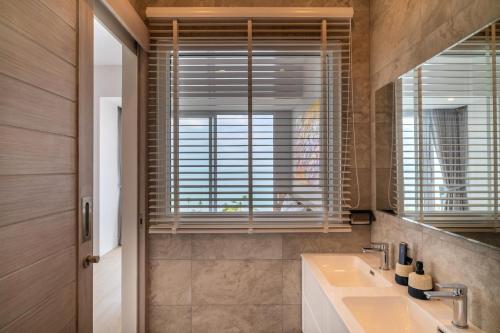 Ένα μπάνιο στο 2 bedroom top floor sea view apartment - KBR39