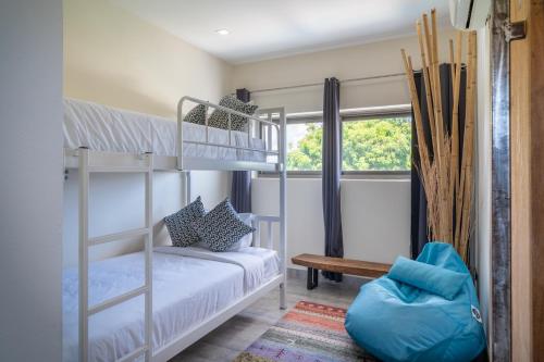 Tropical 3 Bed Pool Villa in Plai Laem - KBR42 في Plai Laem: غرفة نوم بسريرين بطابقين ومقاعد