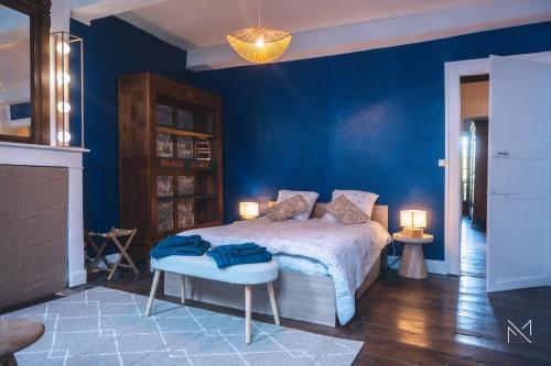 - une chambre bleue avec un lit et deux lampes dans l'établissement Gîte 4 étoiles, centre Monein, 4 chambres, terrasse, jusqu'à 8 pers, à Monein