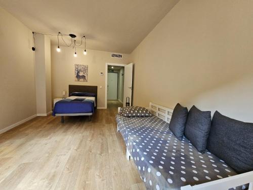 una sala de estar con un sofá y una cama en Apartamentos Picasso, en Alcalá de Henares