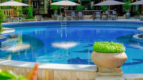 Bazén v ubytování Empress Angkor Resort & Spa nebo v jeho okolí