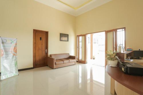 Ruang duduk di IDR Green Guest House Syariah Mitra RedDoorz