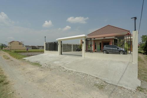 Bangunan di mana terletaknya rumah tamu ini