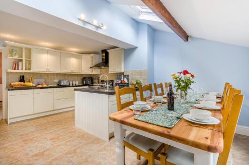 Kuchyň nebo kuchyňský kout v ubytování 4 Bed in Bronington oc-g32599