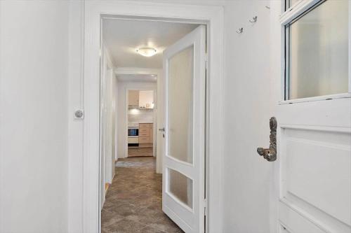 a hallway with a door leading to a kitchen at FY385-Nyborg-Kronprinsensgade-1-st in Nyborg