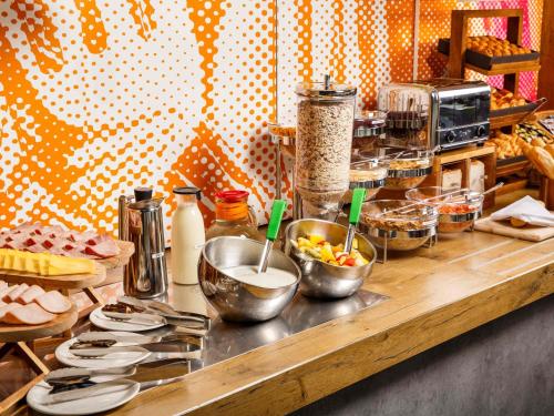 Una encimera con tazones de comida encima en Ibis Budget Portsmouth, en Portsmouth