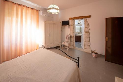 a bedroom with a white bed and a window at B&B GabrielMary' in Scafa
