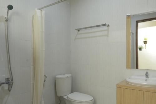 Bilik mandi di IDR Green Guest House Syariah Mitra RedDoorz