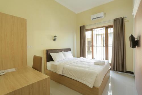 Katil atau katil-katil dalam bilik di IDR Green Guest House Syariah Mitra RedDoorz