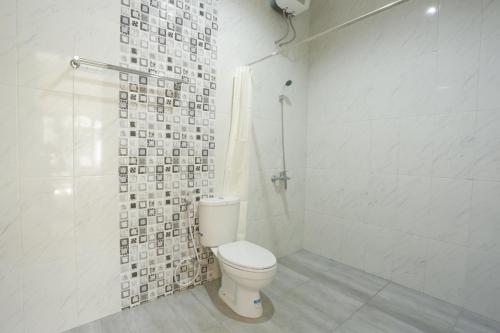 Bilik mandi di IDR Green Guest House Syariah Mitra RedDoorz