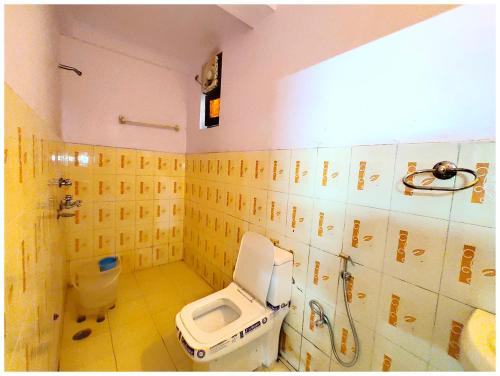a bathroom with a toilet and a sink at Lake View Hotel Chinar Mall Road Nainital - Near NAINA DEVI TEMPLE & NAINI LAKE - FREE WI-FI AND ROOM SERVICE AVAILABLE - PREMIUM HOTEL IN NAINITAL in Nainital
