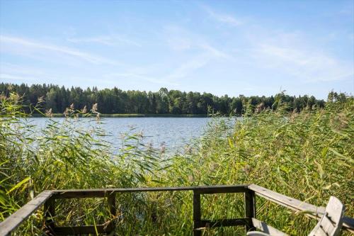a boat in the grass next to a lake at STO728-Rimbo-Oesterledingevaegen-70 in Länna