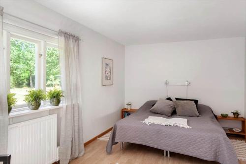 a bedroom with a bed and a window at SKA676-Immeln-Breanaes-3004 in Breanäs
