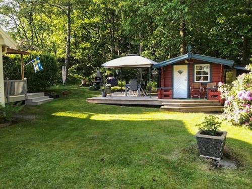 a small cabin in a yard with a grass yard at VGO765-Torestorp-Kammarholmen-1 in Torestorp
