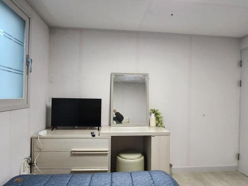 Μια τηλεόραση ή/και κέντρο ψυχαγωγίας στο SG two single room near Sadang Station