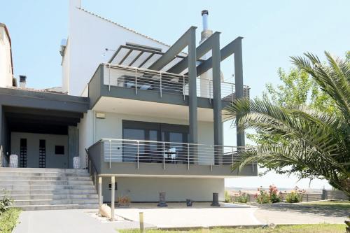 Gambar di galeri bagi Villa Erytha - Serene Retreat with Views & Garden di Mesimérion