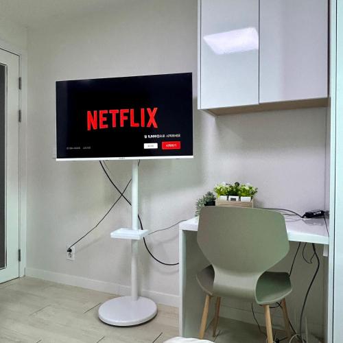 Μια τηλεόραση ή/και κέντρο ψυχαγωγίας στο SG two single room near Sadang Station