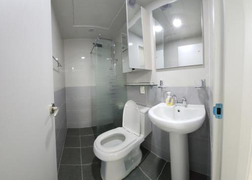 Ένα μπάνιο στο SG two single room near Sadang Station