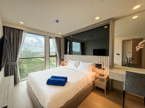 une chambre avec un grand lit avec une grande fenêtre dans l'établissement Luxury Ozone Bang Tao 1 Bdr, à Laguna Phuket