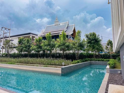 une piscine devant un bâtiment dans l'établissement Luxury Ozone Bang Tao 1 Bdr, à Laguna Phuket